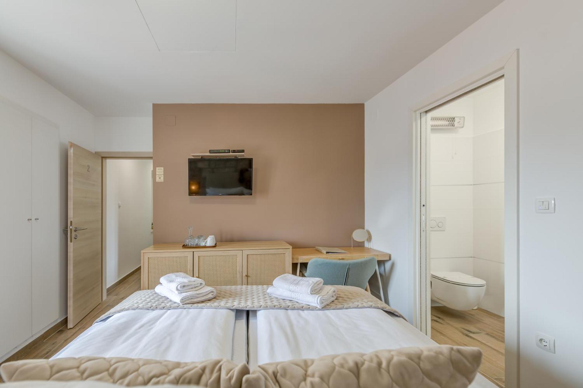 Inmotion Luxury Rooms Split Exterior photo